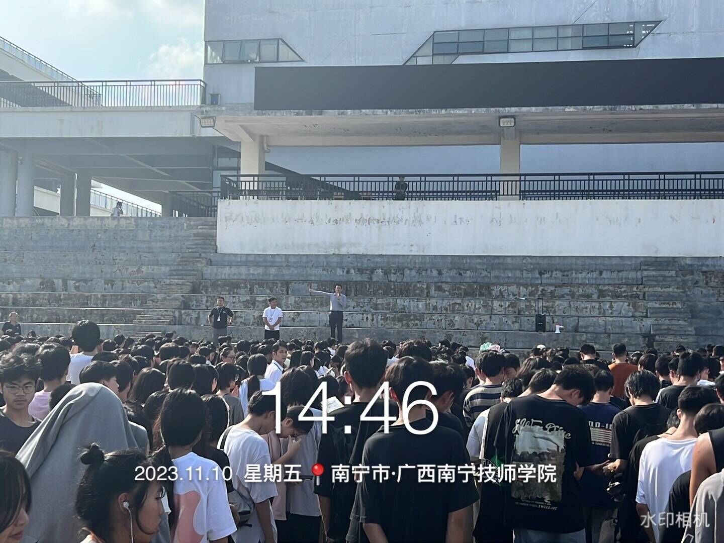 团结力量大，拔河展风彩--信息技术系“爱国、爱校、爱自己”主题系列活动之拔河比赛 (2).jpg