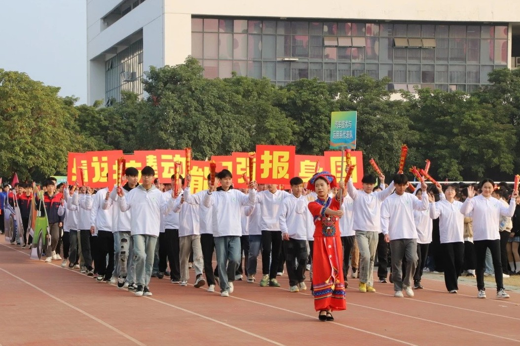 汽车技术与运用系参加开幕式图片.jpg 汽车技术与运用系参加开幕式图片.jpg