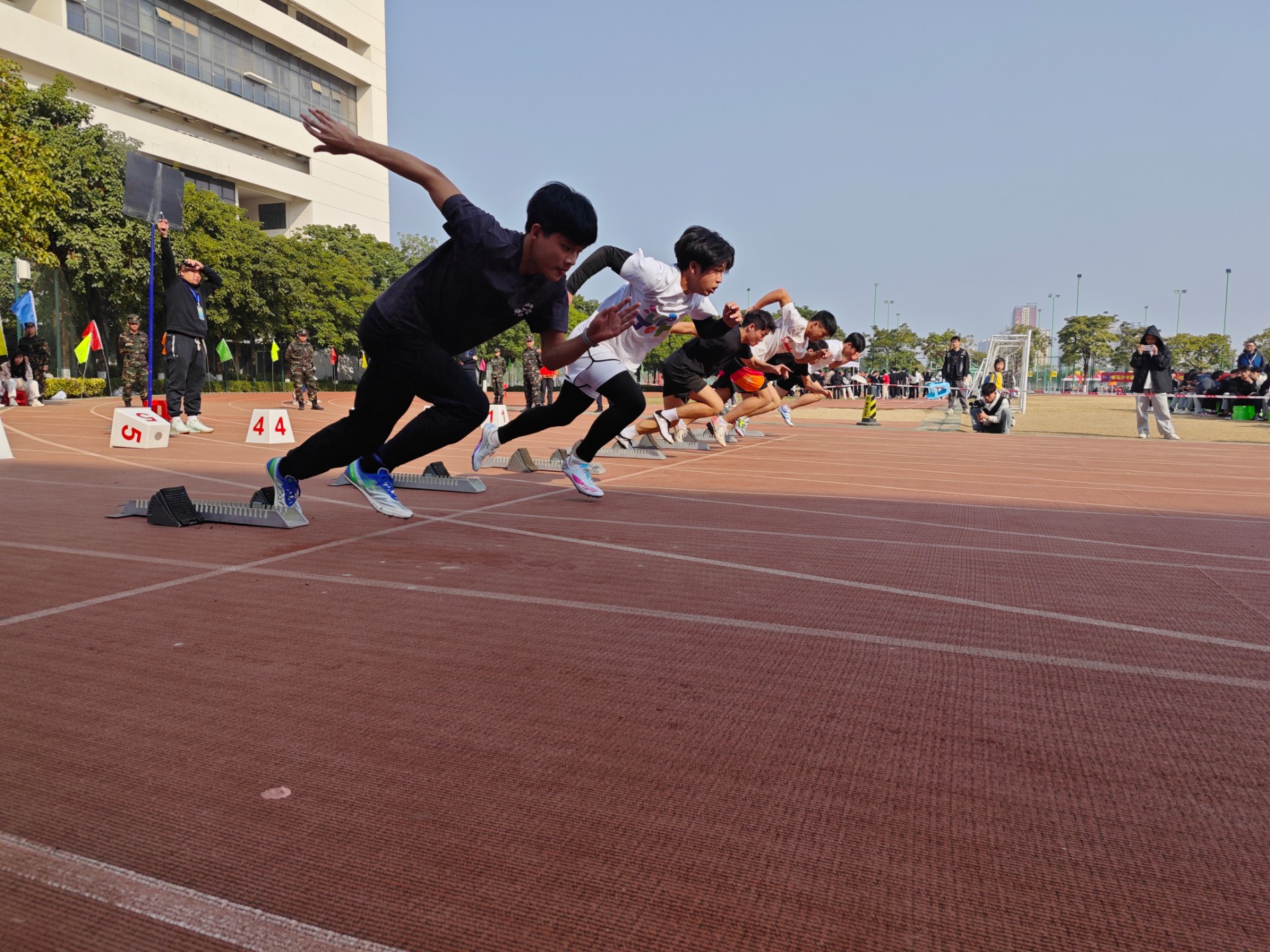 学生参加跑步图片.jpg 学生参加跑步图片.jpg