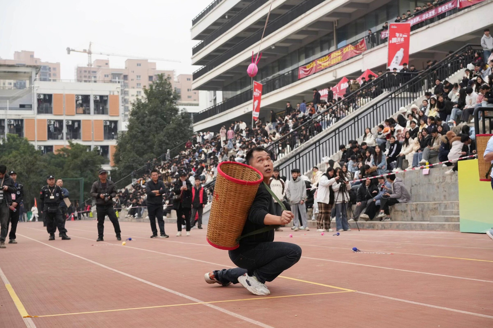 汽车系教师蓝荣龙接绣球图片.jpg 汽车系教师蓝荣龙接绣球图片.jpg