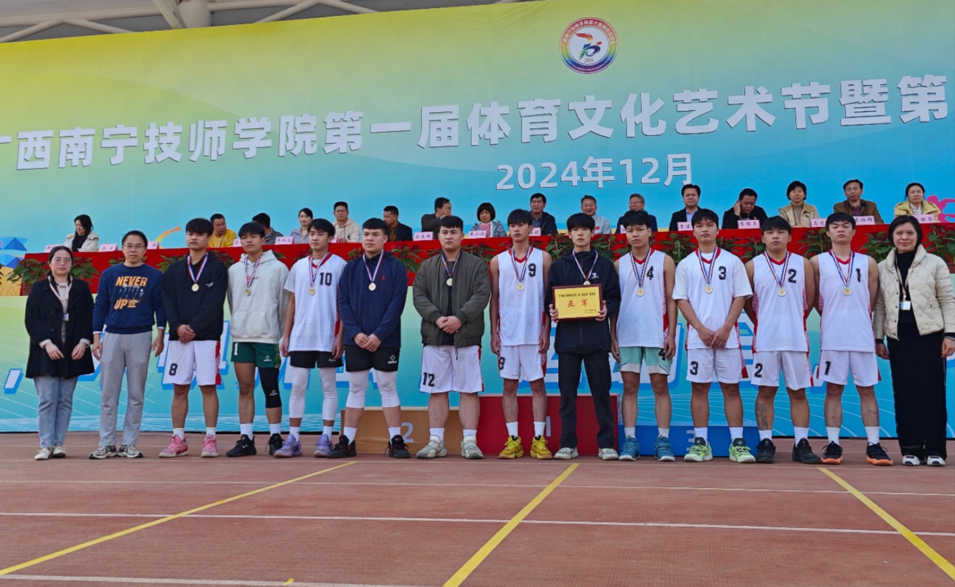 汽车系学生领奖图片.jpg 汽车系学生领奖图片.jpg