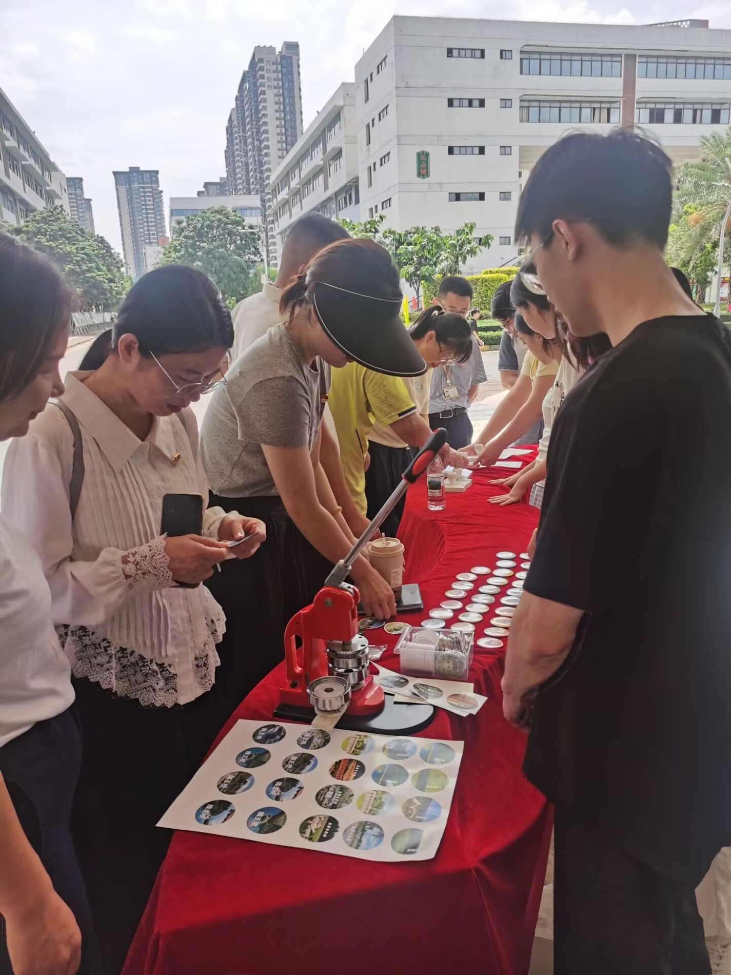 数字工程系党支部广告徽章设计展区.jpg 数字工程系党支部广告徽章设计展区.jpg