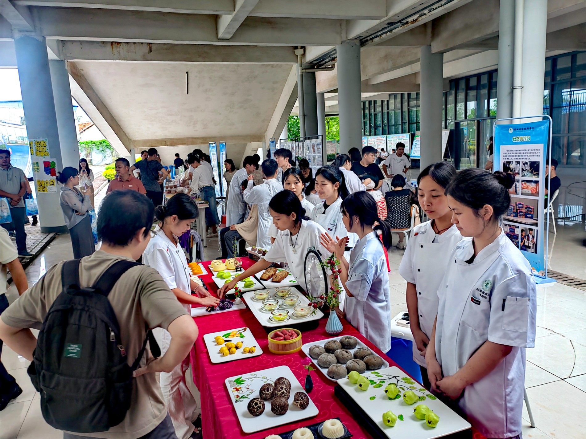 医药康养系党支部中式面点展区.jpg 医药康养系党支部中式面点展区.jpg