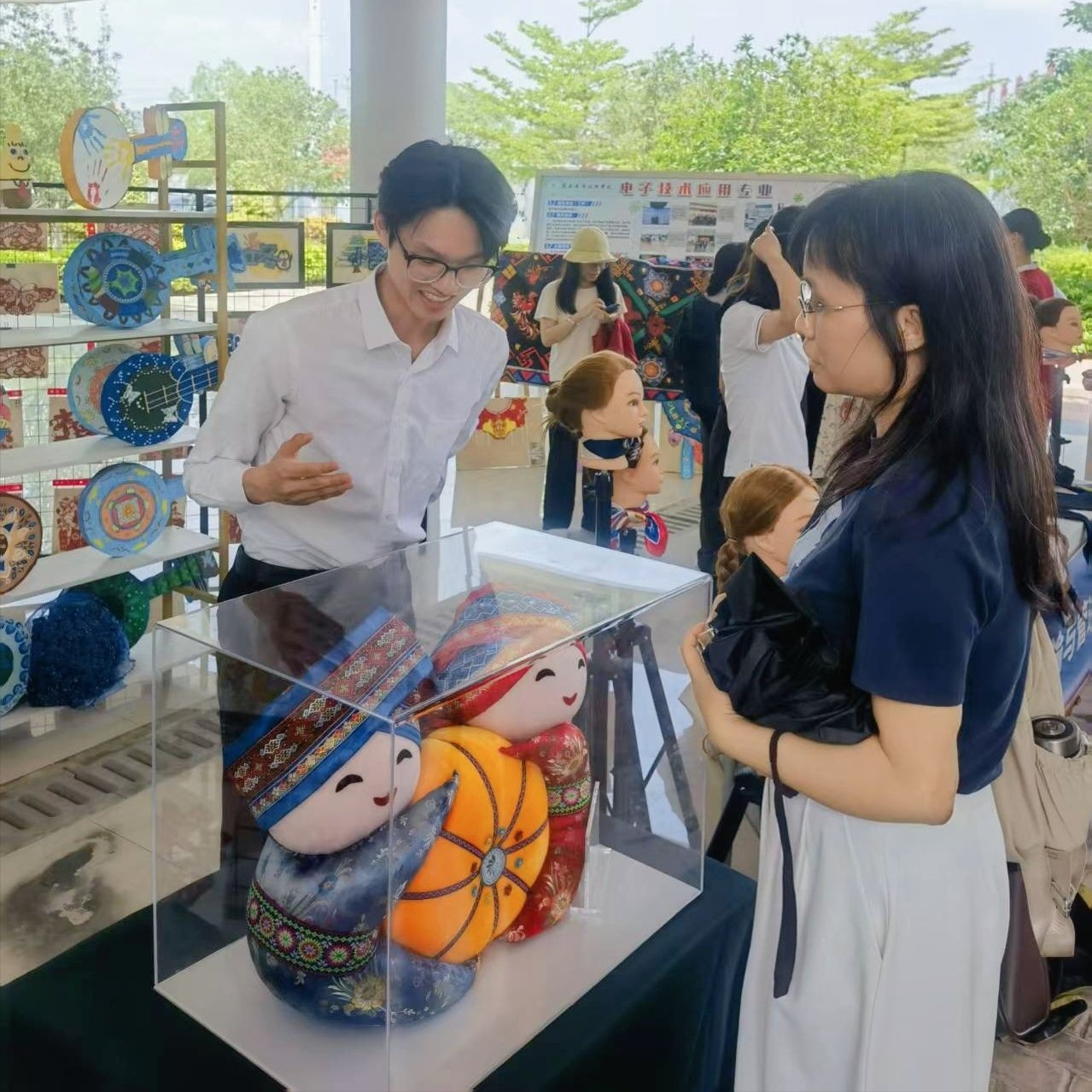 现代服务系党支部壮锦文创展区.jpg 现代服务系党支部壮锦文创展区.jpg