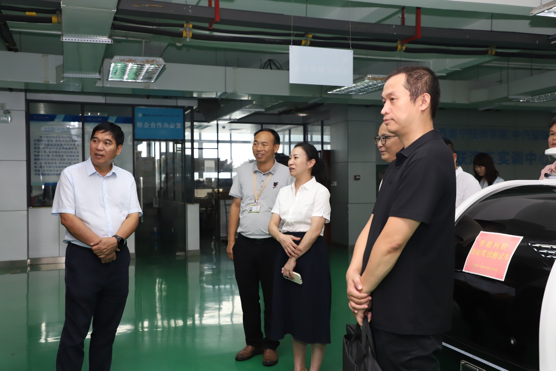 与会人员参观了学院智能网联汽车展示.JPG 与会人员参观了学院智能网联汽车展示.JPG