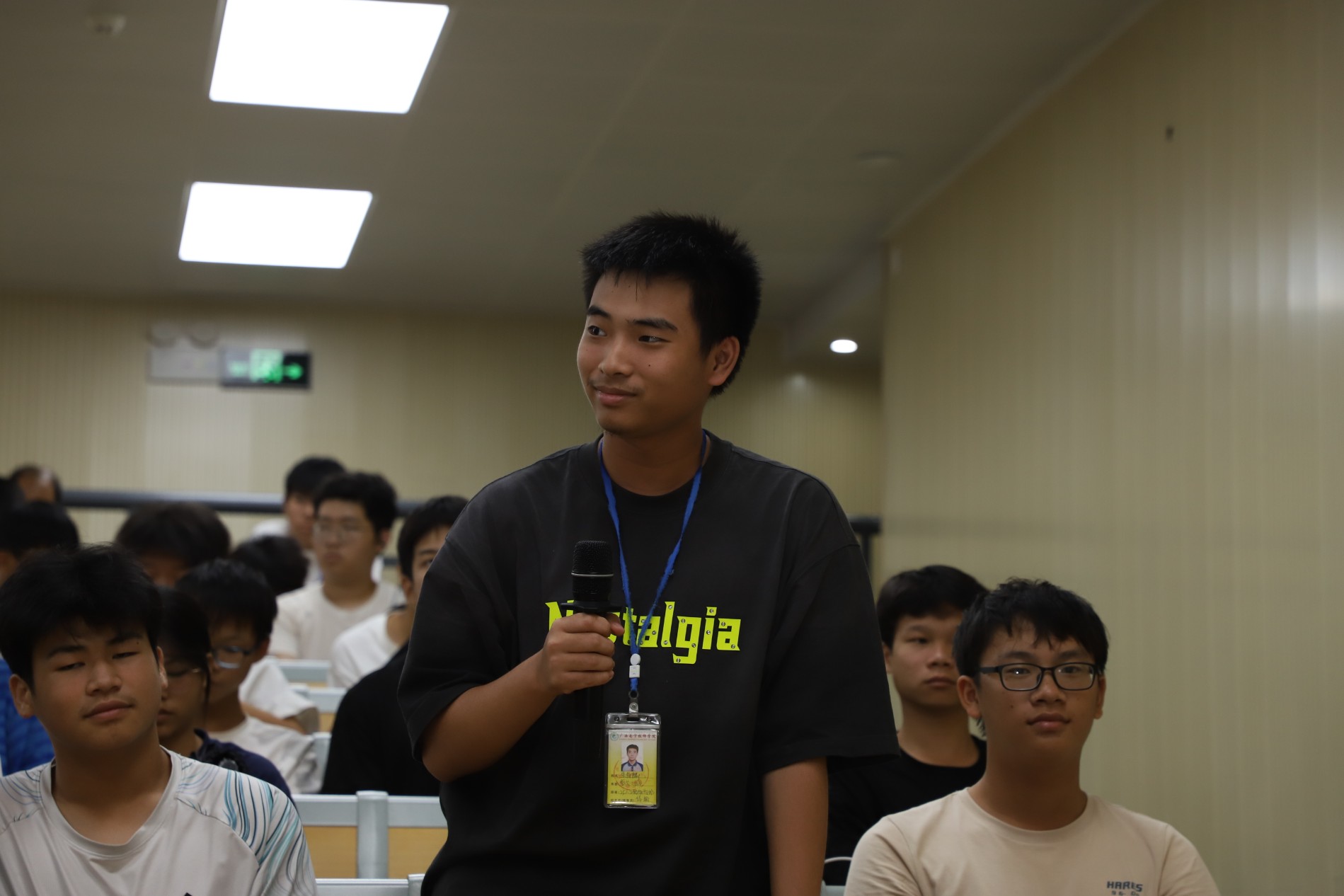 学生积极提问 (2).JPG 学生积极提问 (2).JPG