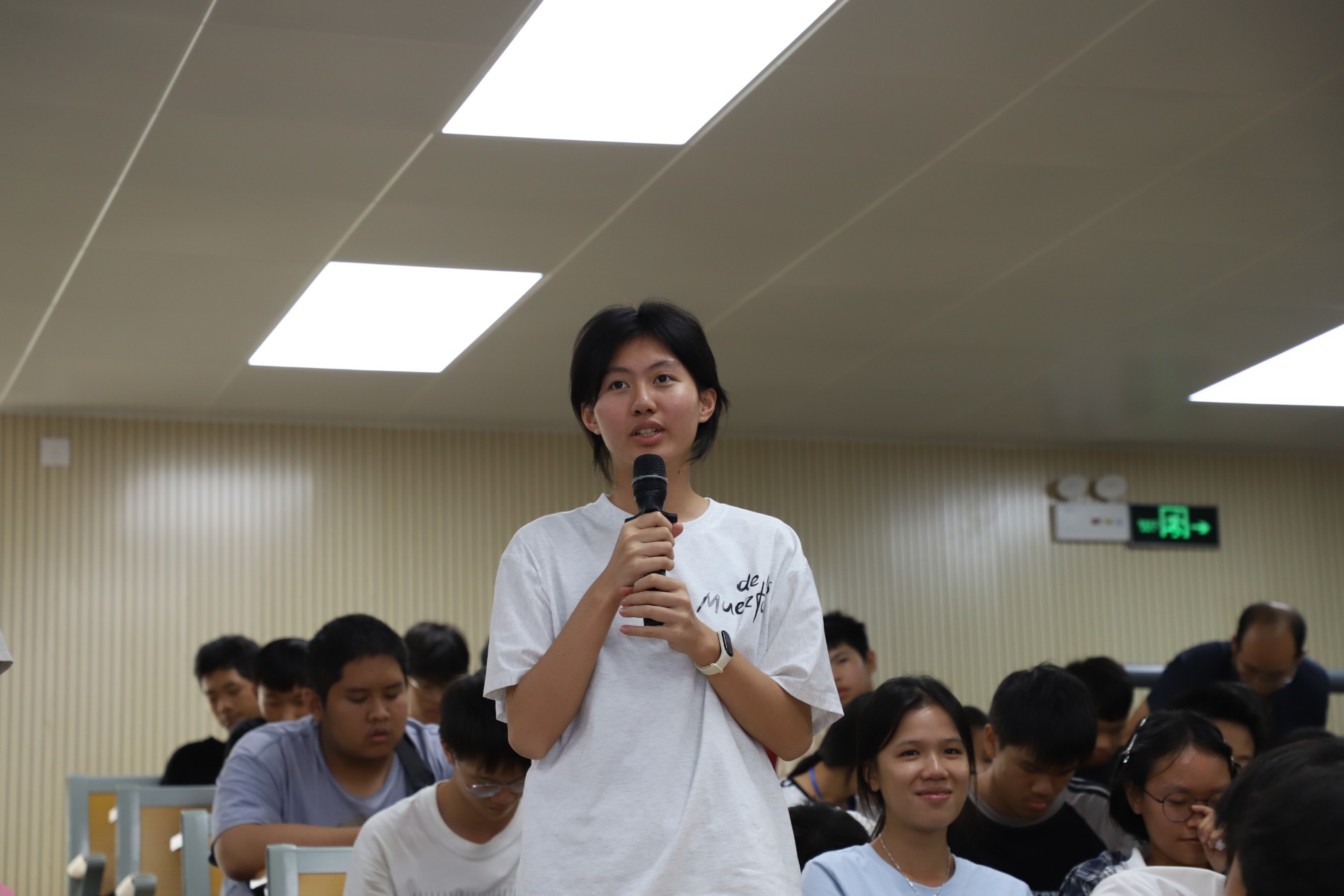 学生积极提问 (1).JPG 学生积极提问 (1).JPG