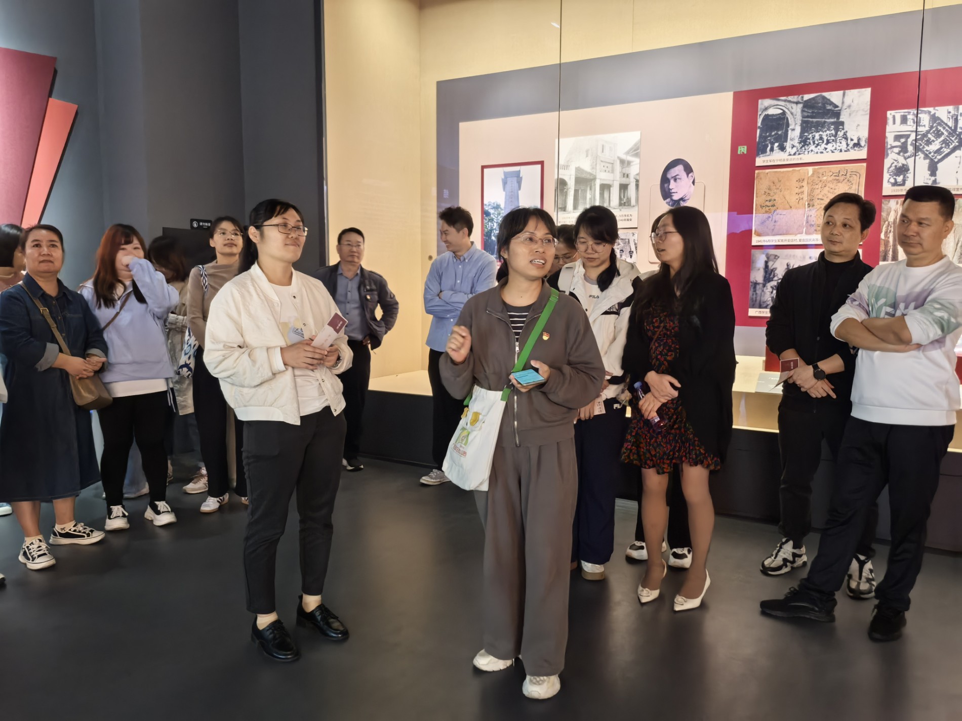 20251031机关党支部开展铭记抗战烽火 赓续红色血脉主题党日活动2.jpg 20251031机关党支部开展铭记抗战烽火 赓续红色血脉主题党日活动2.jpg