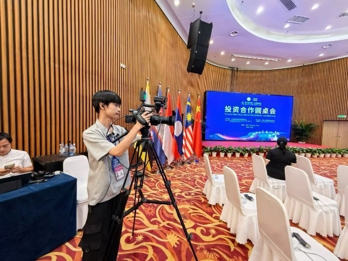 1.陈祖宁在展会直播摄像照片.jpg 1.陈祖宁在展会直播摄像照片.jpg