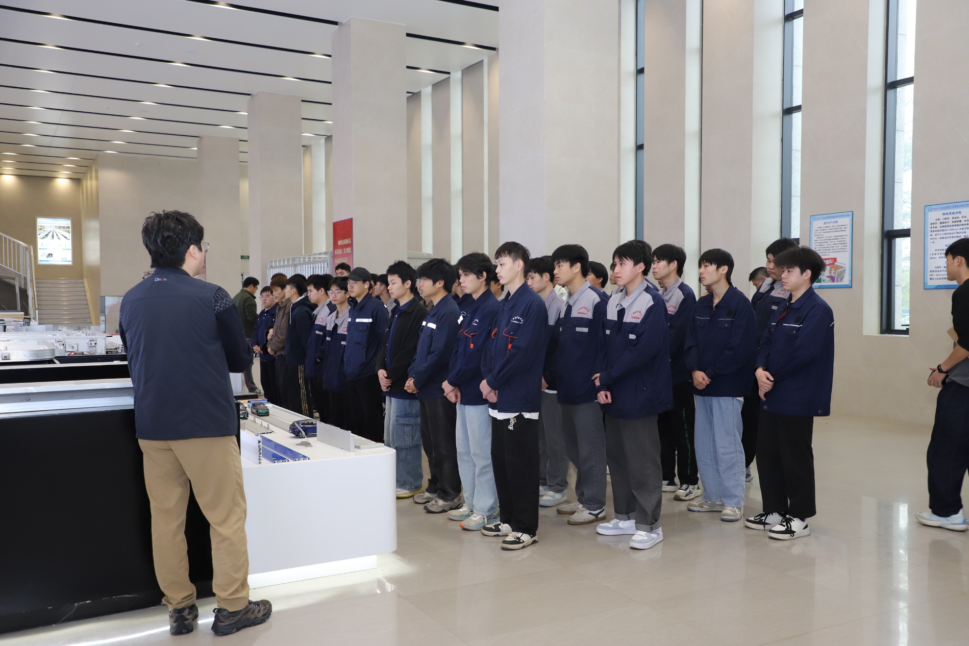 参观产线.JPG 参观产线.JPG
