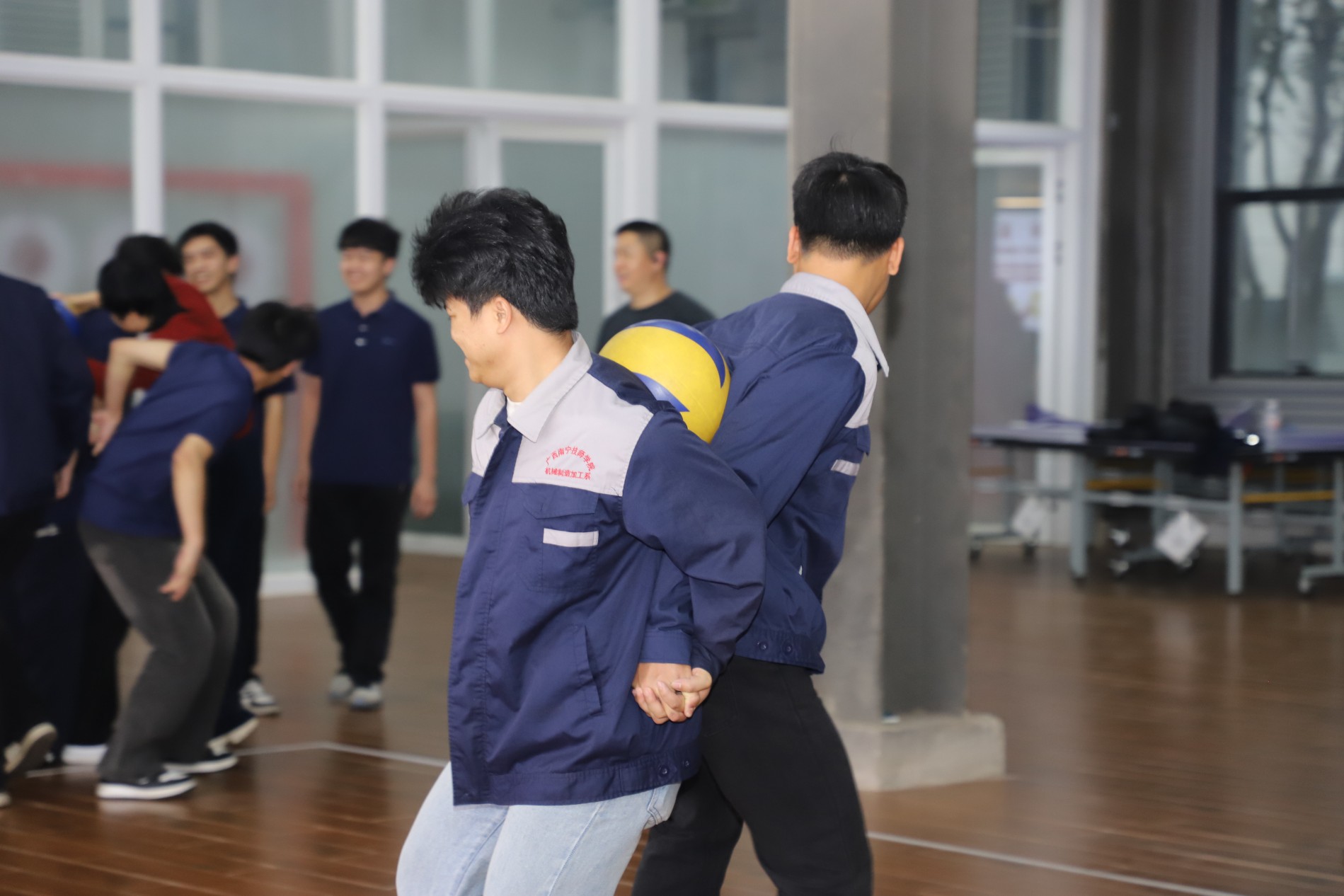 双人背靠背传球接力.JPG 双人背靠背传球接力.JPG