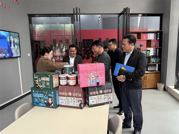 参观柳州职业技术大学螺蛳粉产业学院.jpg 参观柳州职业技术大学螺蛳粉产业学院.jpg