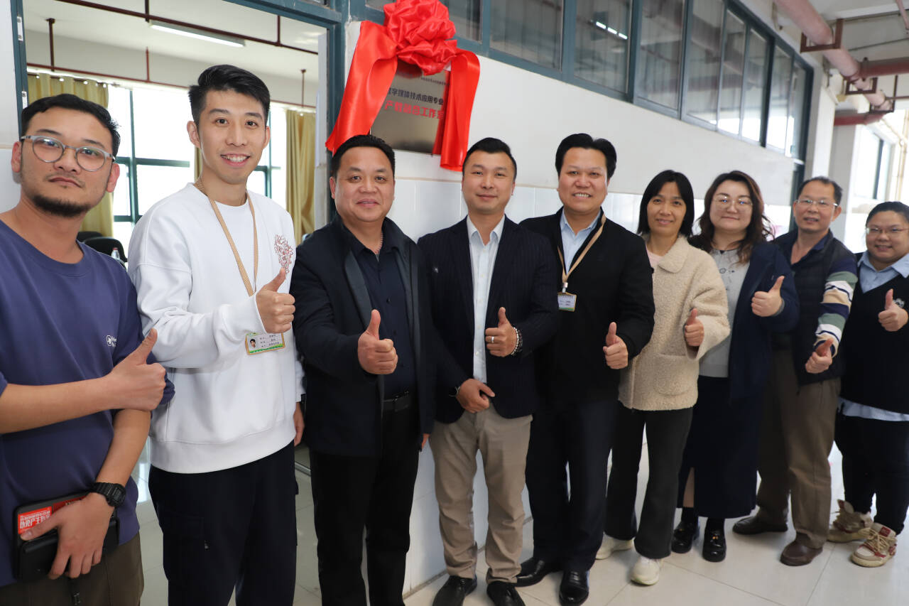 出席揭牌活动的领导、老师合照.JPG 出席揭牌活动的领导、老师合照.JPG
