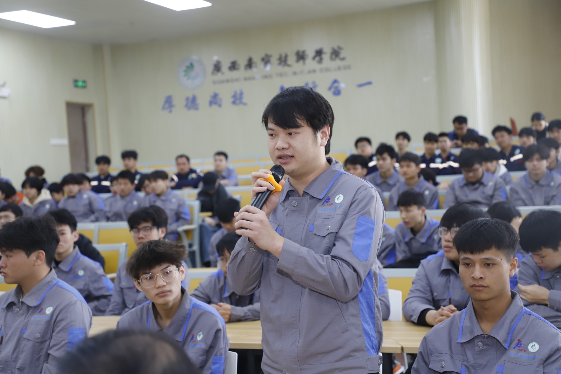 美的技术骨干与学院制冷专业学生面对面座谈, (1).JPG 美的技术骨干与学院制冷专业学生面对面座谈, (1).JPG