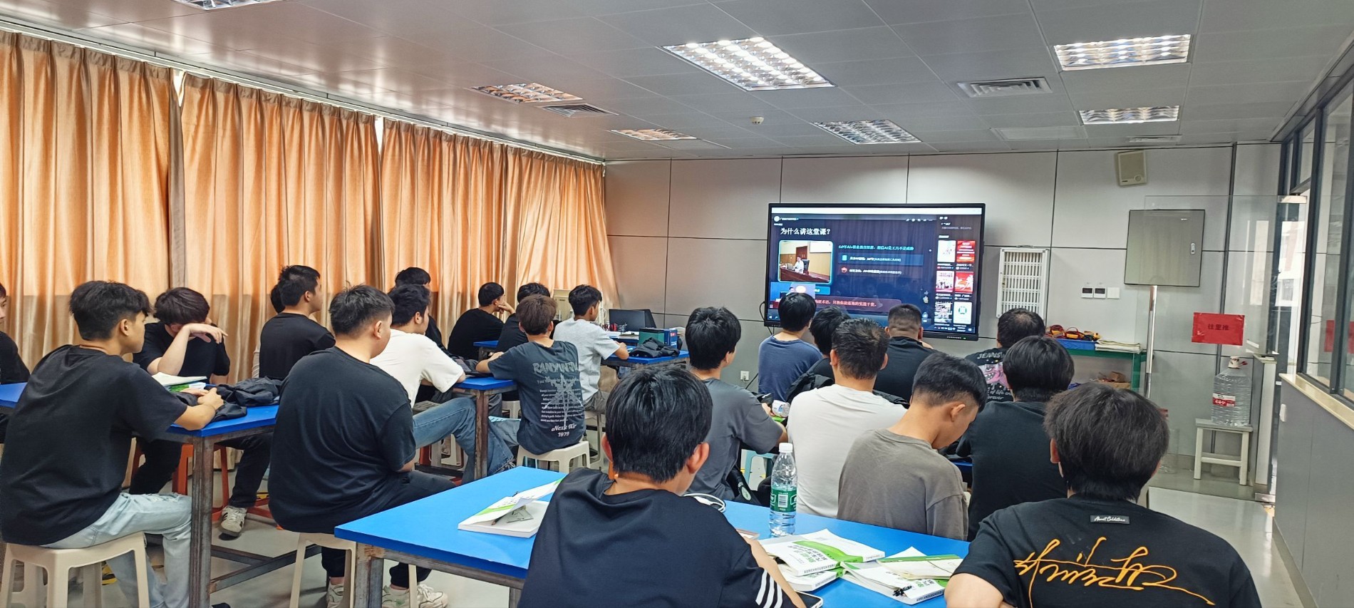 汽车工程系学生在教室观看讲座直播.jpeg 汽车工程系学生在教室观看讲座直播.jpeg