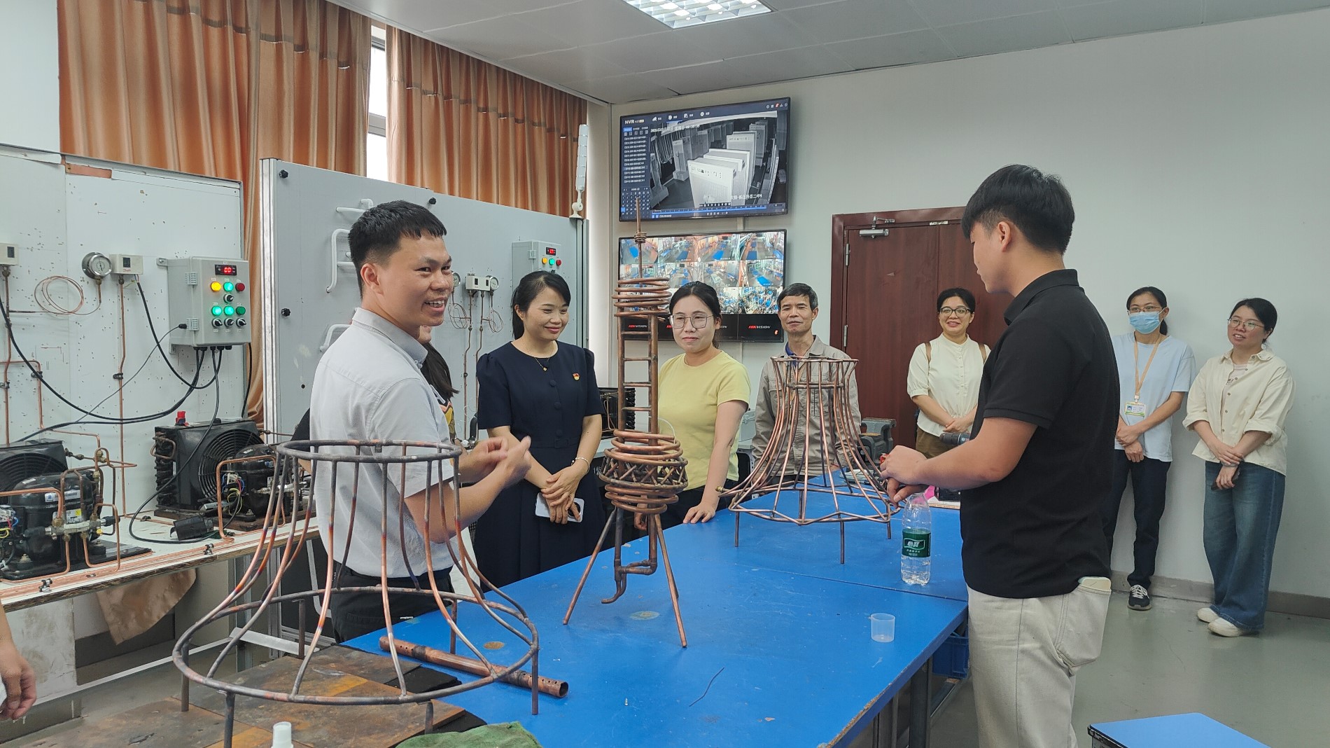 参观制冷专业备赛实训室.jpg
