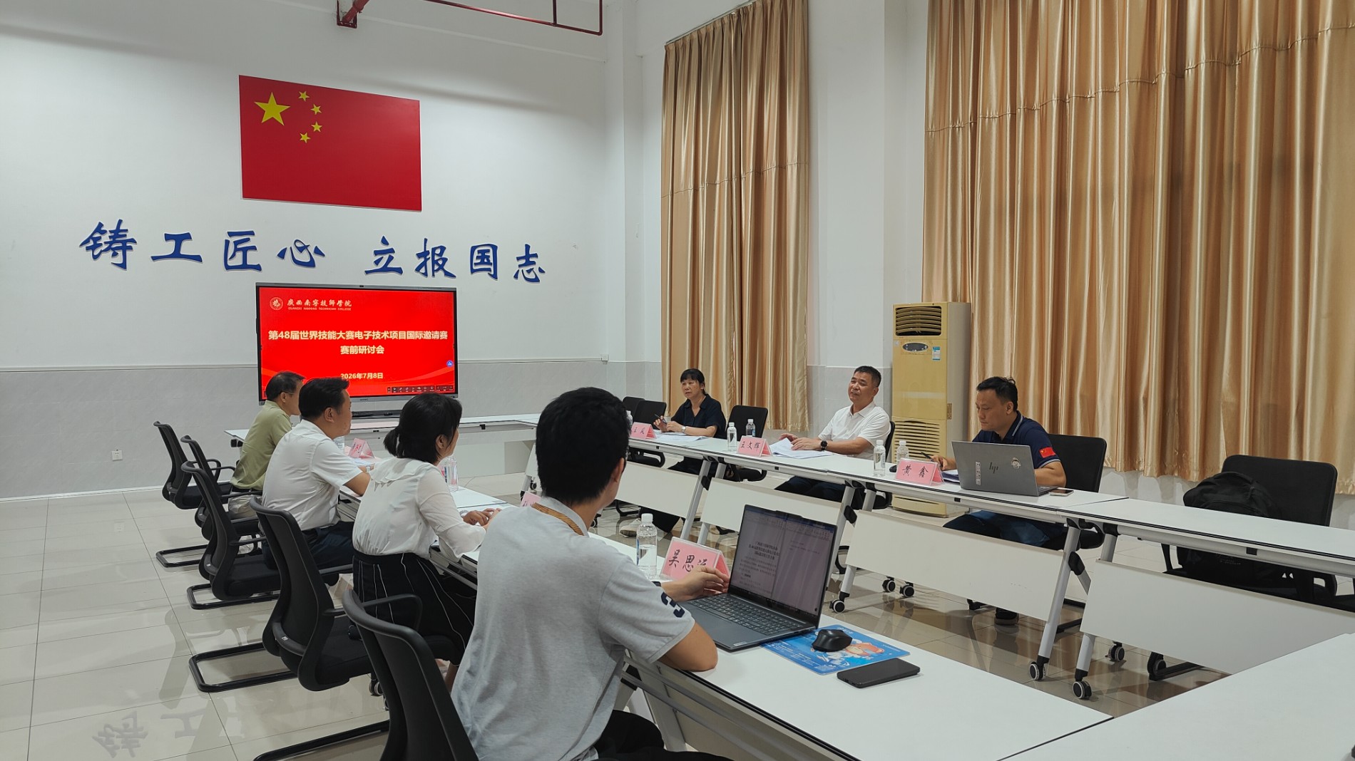 王文辉副校长和参会人员交流.jpg 王文辉副校长和参会人员交流.jpg