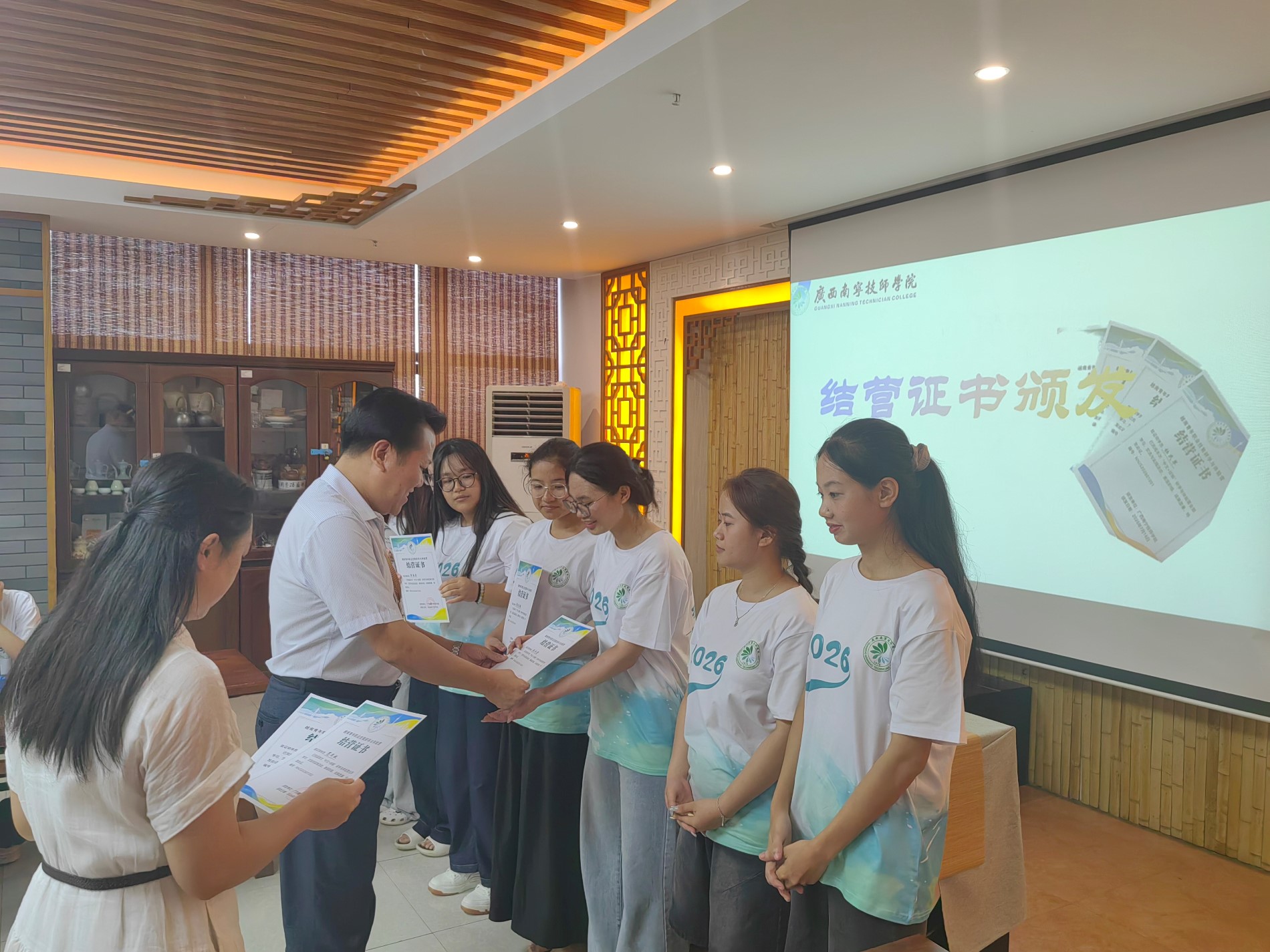 李建德副院长为学员颁发结营证书.jpg 李建德副院长为学员颁发结营证书.jpg